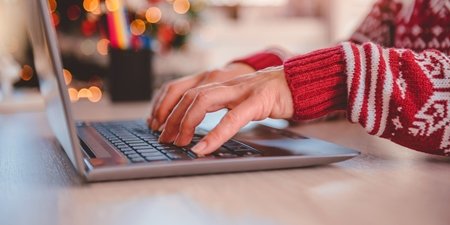 AdobeStock_180249714_Laptop Weihnachten